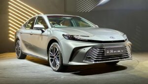 Toyota Camry, स्पोर्टी लुक और दमदार इंजन के साथ मार्केट में मचा रही तबाही