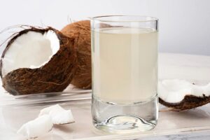 Coconut Benefits: गर्मियों में नारियल खाने से चमकेंगे बाल और त्वचा, जानिए पुरे फायदे